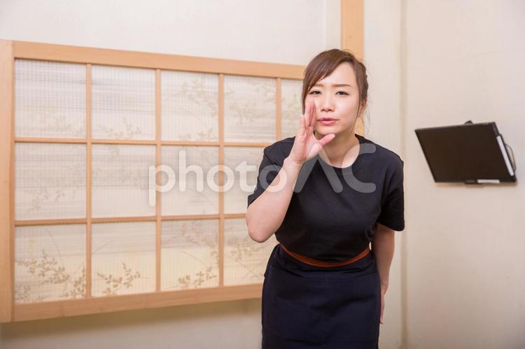 注意する居酒屋スタッフ 注意,居酒屋,意見の写真素材
