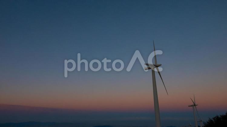 風が染める空の刻 風力発電機,夕景,風の写真素材