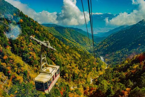 紅葉とロープウェイ 木曽駒ヶ岳,長野県,中央アルプス駒ヶ岳ロープウェイの写真素材