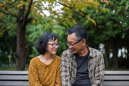 笑顔で見つめ合う若いカップル 笑顔で見つめ合う若いカップルの写真