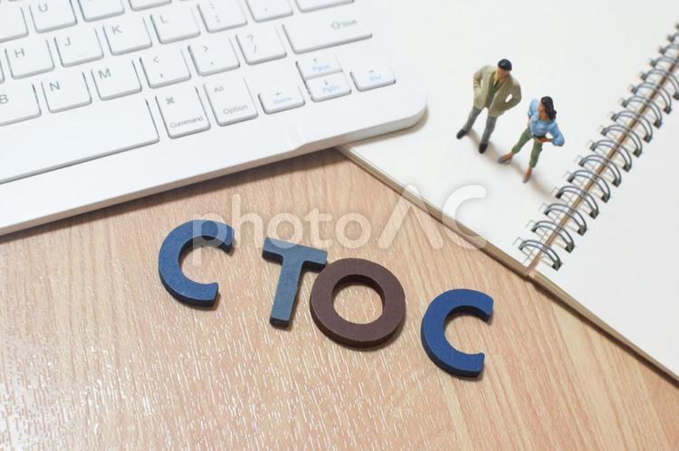 CtoCの文字とデスクの上にビジネスマン c2c,ctoc,ビジネスの写真素材