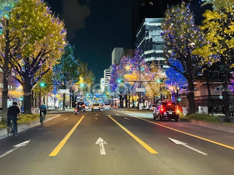 クリスマス　街中のライトアップ イルミネーション,ライトアップ,夜景の写真素材