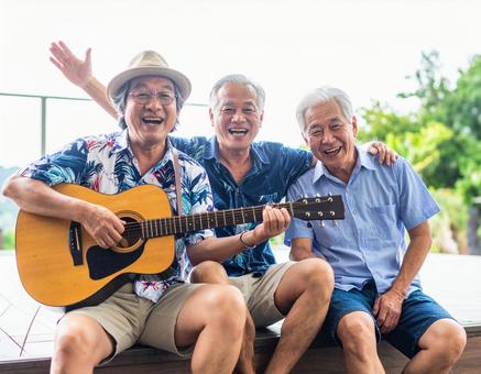 ギターのセッションを楽しむ日本人男性 ギターのセッションを楽しむ日本人男性の写真