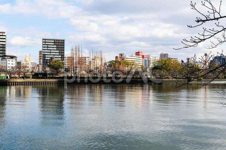 川と街並み 風景,空,河川の写真素材