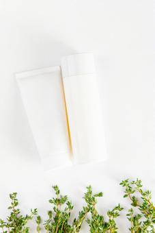 2本の白い詰め替え容器と植物(白背景) 2本の白い詰め替え容器と植物(白背景)の写真