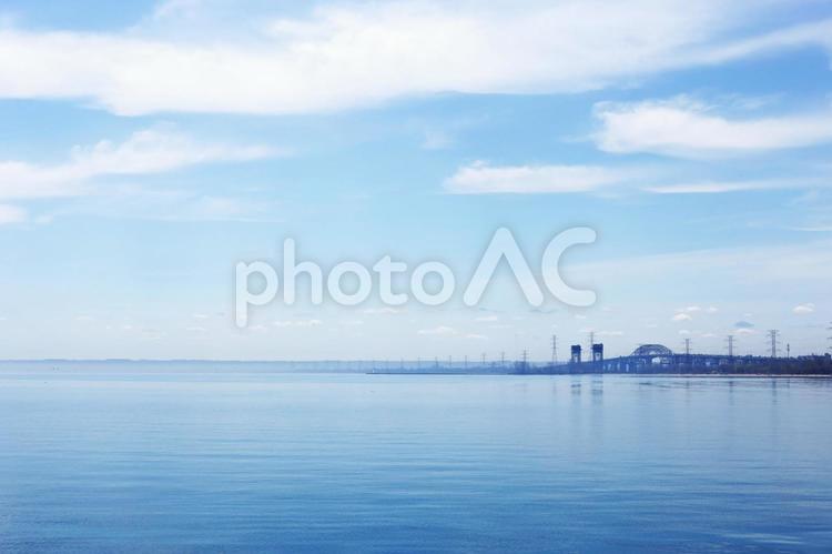 夏の綺麗な水辺のイメージ６ 湖,湖畔,水平線の写真素材