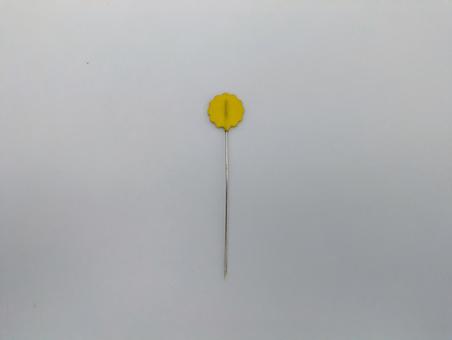 黄色いマチ針 黄色いマチ針の写真