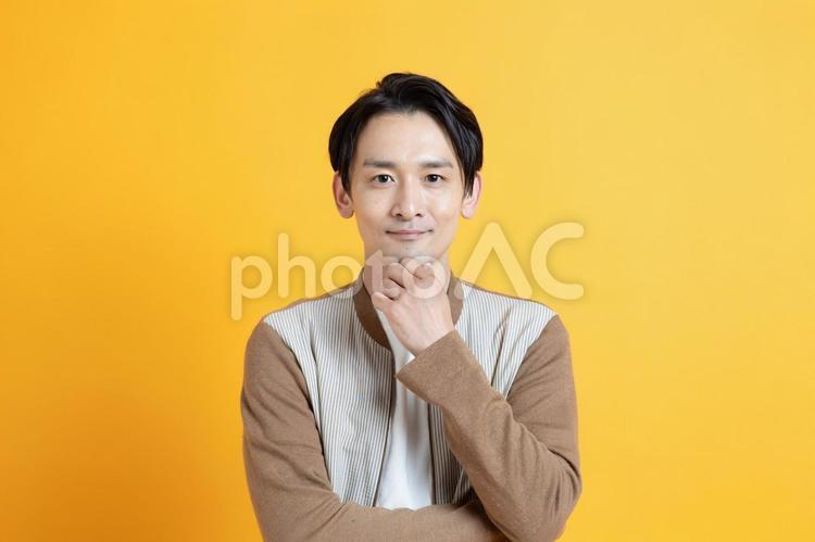 アゴに手を当てる日本人男性 男性,イケメン,夫の写真素材