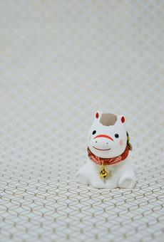 可愛い馬の置物と七宝柄の背景の年賀状素材 年賀状,年賀,背景素材の写真素材