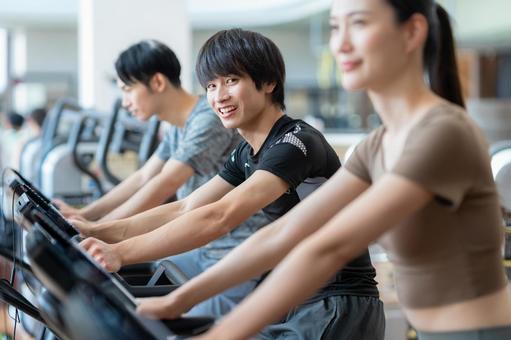 スポーツジムでトレーニングをする若い男女 スポーツジム,フィットネス,ダイエットの写真素材