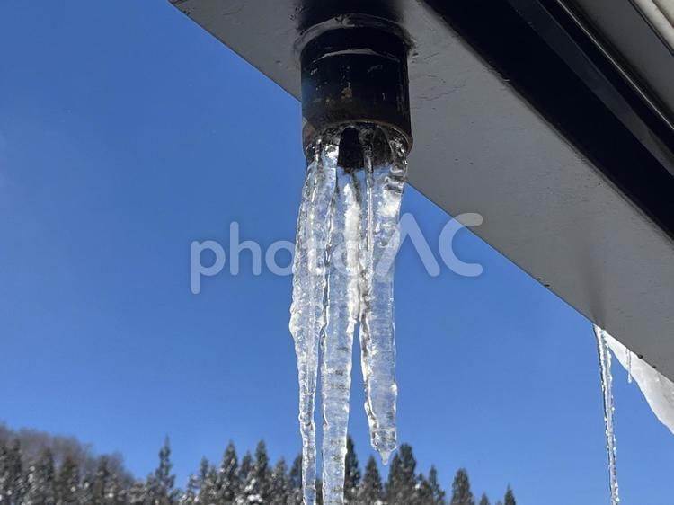 排水口からつらら 屋根,背景,空気の写真素材