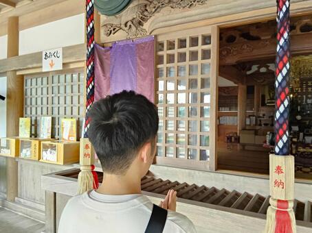 神社で手を合わせる若者 神社,男子,参拝の写真素材