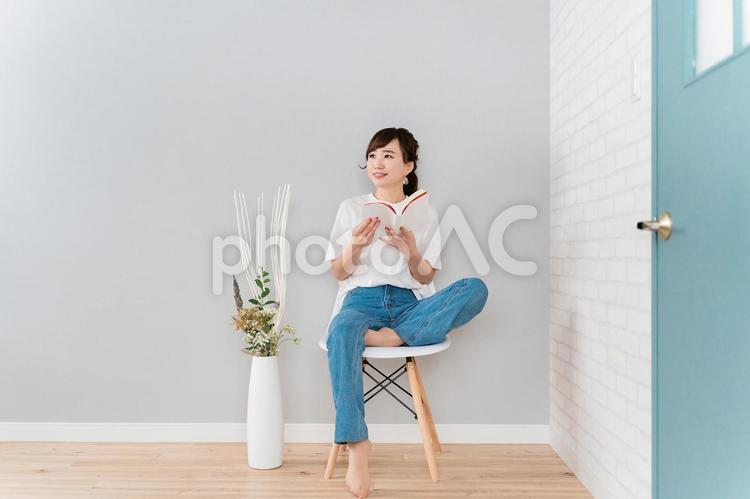 本を読んで勉強するアジア人女性 読書,小説,マーケティングの写真素材