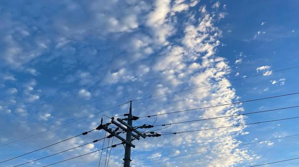 秋空の雲と電線_R710C 秋空の雲と電線_R710C 空,雲,秋の写真素材