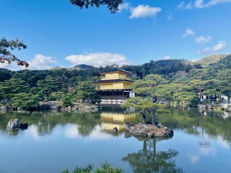 金閣寺と青空 金閣寺と青空 寺,京都,池の写真素材