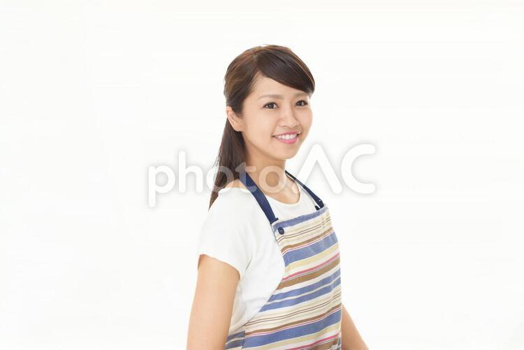 エプロンを着た笑顔の女性 女性,女,主婦の写真素材