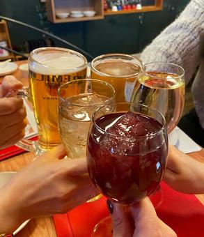 女子会の乾杯シーン 女子会の乾杯シーン 女子会,乾杯,ワインの写真素材