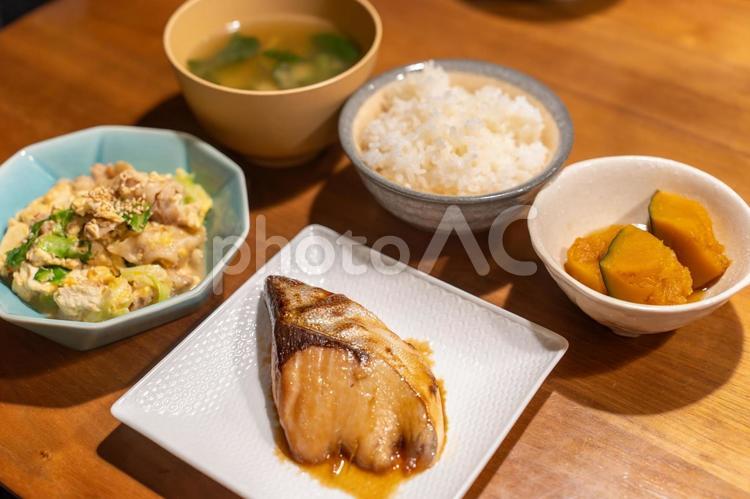 鰤の照り焼きと卵とじの定食 料理,食べ物,食事の写真素材