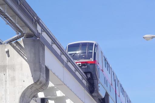 快晴の空を走る沖縄モノレール車両 快晴の空を走る沖縄モノレール車両の写真