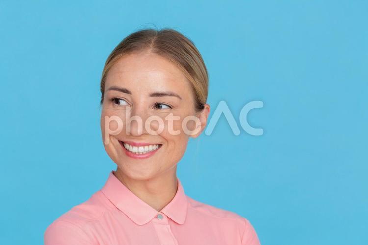 笑顔で遠くを見る女性と余白 女性,遠く,見るの写真素材