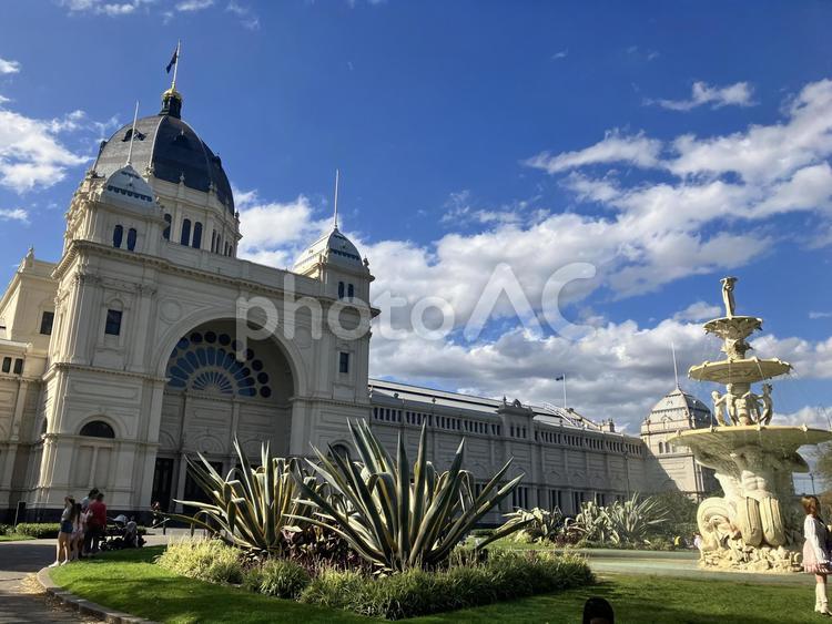 青空に映えるカールトン庭園の王立展示館 オーストラリア,メルボルン,カールトン庭園の写真素材