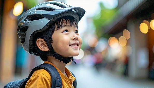 自転車用ヘルメットをかぶる男の子 自転車用ヘルメットをかぶる男の子の写真