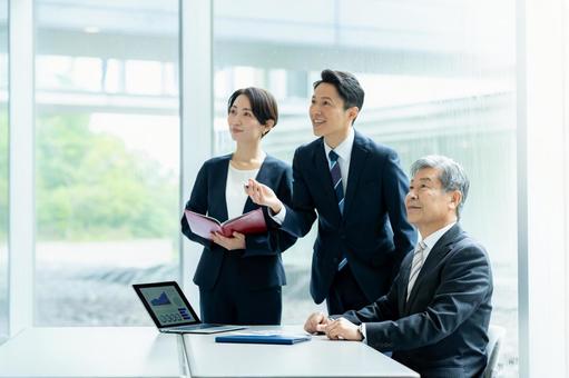 打ち合わせするビジネスマン ビジネスパーソン,商談,ビジネスウーマンの写真素材