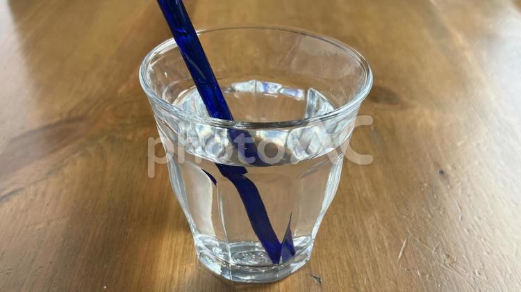 ストローとグラス（水が入っている） 水,飲料水,冷たいの写真素材