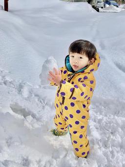 雪遊びをする幼児 子ども,幼児,男の子の写真素材