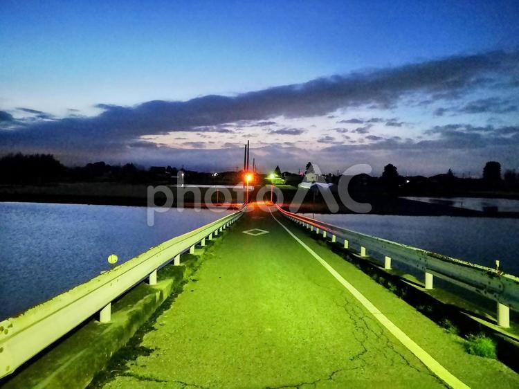 田んぼのなかの道 田んぼ,朝焼け,空の写真素材