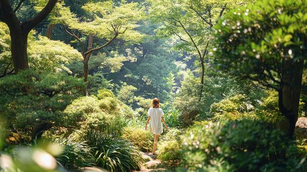 自然の中で深呼吸する女性の写真