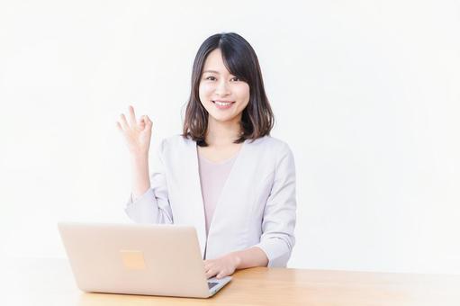 パソコン作業をする若い女性 デスクワーク,新卒,スキルの写真素材