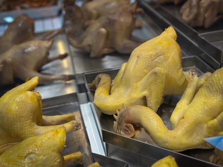 市場で売られている湯引きされた鶏肉 市場で売られている湯引きされた鶏肉 市場,食材,鶏肉の写真素材