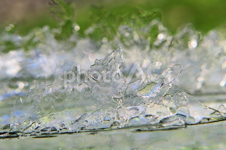 厳冬の朝にバケツの中で成長していた氷 氷,冬,凍結の写真素材