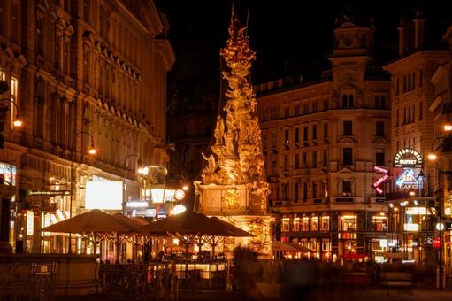 商店街の夜景 ウィーン,商店街,夜景の写真素材