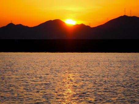 夕暮れの海と山のシルエット 夕暮れの海と山のシルエット 夕暮れ,夕日,海の写真素材