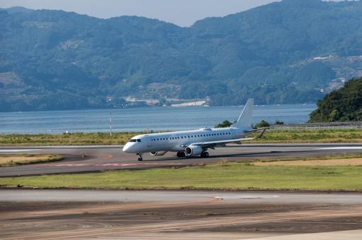 長崎空港の航空機を照らす午前の太陽光 長崎空港の航空機を照らす午前の太陽光 飛行機,航空機,旅客機の写真素材