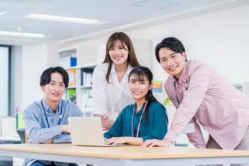 オフィスで働くビジネスマン。 ビジネス,人物,日本人の写真素材