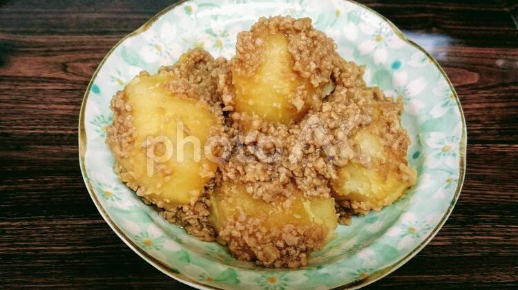 じゃがいもとひき肉の煮物 和食,料理,じゃがいもの写真素材