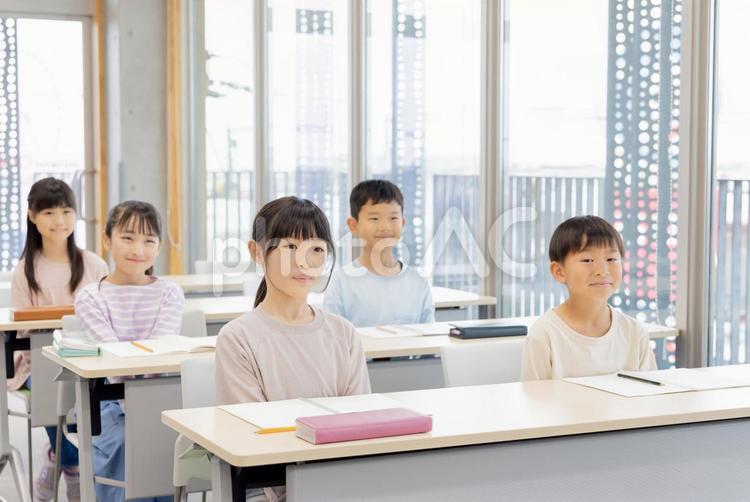 学習塾で勉強する小学生 小学生,塾,女性の写真素材