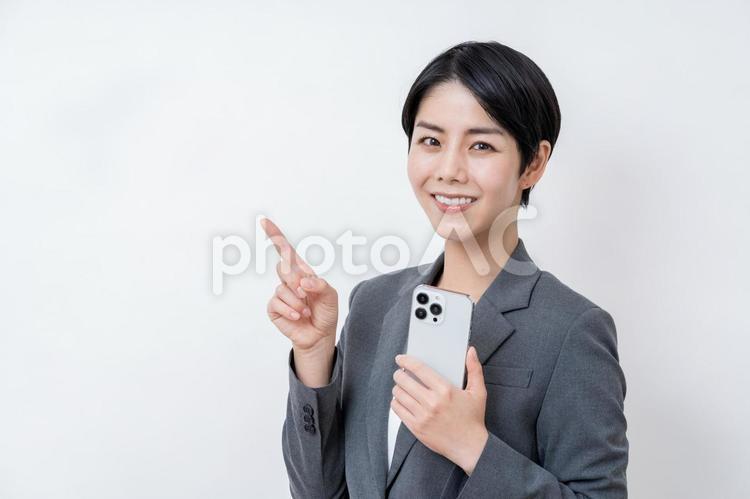 提案するビジネスパーソンの女性。 提案,スマホ,スマートフォンの写真素材