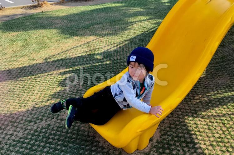 ※素材＞元気に春の公園の滑り台を滑る少年 子供,男性,人物の写真素材