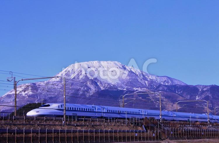 雪化粧した滋賀県の名峰、伊吹山と新幹線です 冬,雪,雪山の写真素材