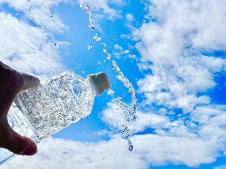 ペットボトルから溢れる水と満点の青空 ペットボトルから溢れる水と満点の青空 水,ペットボトル,青空の写真素材