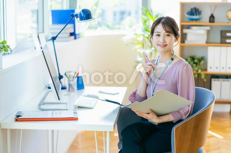オフィスで働くビジネスウーマン ビジネスウーマン,オフィス,笑顔の写真素材
