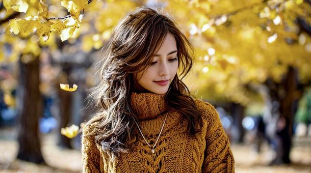 紅葉を背景に微笑む上品な若い女性 紅葉を背景に微笑む上品な若い女性の写真