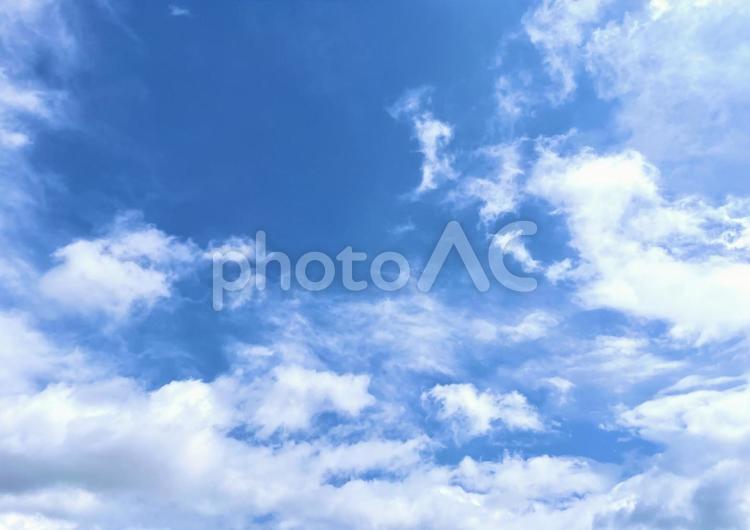 青空と雲の切れ間のスペース背景素材 かわいい,さわやかな空,空の背景の写真素材