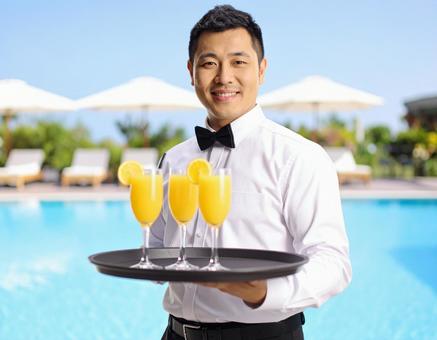 お飲み物をお持しました・リゾートスタッフ お飲み物をお持しました・リゾートスタッフの写真