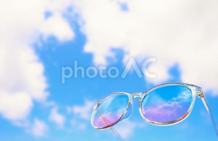 夏空と雲とグラデーションのあるサングラス 保護,紫外線,サングラスの写真素材