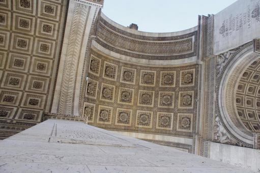 フランス・パリの象徴 凱旋門と澄んだ空 フランス・パリの象徴 凱旋門と澄んだ空の写真